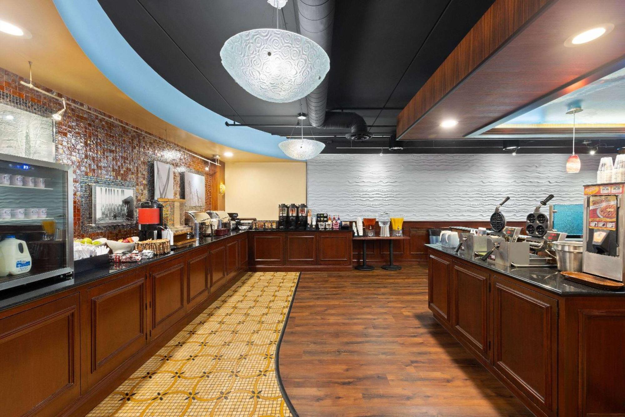 La Quinta Inn And Suites By Wyndham At Watiki Waterpark Rapid City Εξωτερικό φωτογραφία